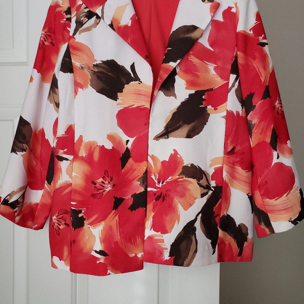 Alfred Dunner pant suit.  The colors are vibrant coral, red & white. Size 14